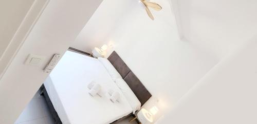a small bedroom with two beds in a room at Precioso Apartamento Reformado en 1ra Linea de Mar sin vistas in Calella de Palafrugell