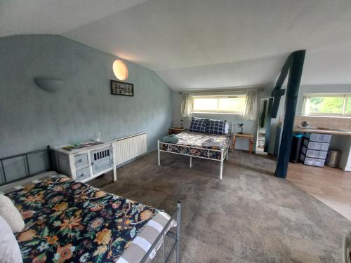 une chambre avec deux lits et un salon dans l'établissement La Tuilerie, à Pindray