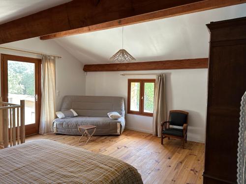 un salon avec un canapé et une chaise dans l'établissement Le Mas de Lou Papé, à Carsan