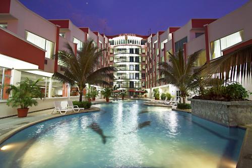 una gran piscina en medio de un edificio en Hotel El Marqués, en Atacames