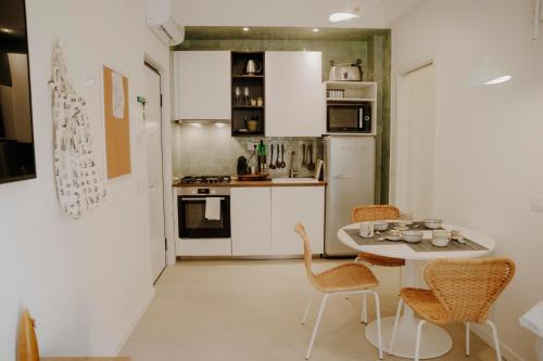 a small kitchen with a table and chairs at Casa GINA a 2 passi dal mare in Terracina