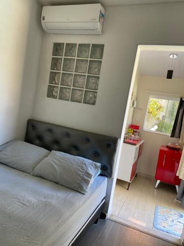 - une chambre avec un lit dans une petite pièce dans l'établissement Suite cantinho do sossego, à Arraial do Cabo