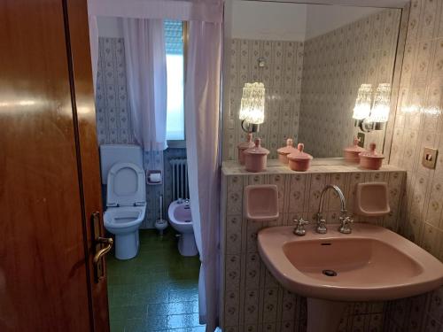 a bathroom with a sink and a toilet at Locazione Turistica in Tessera