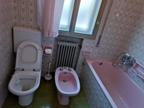 y baño con aseo, lavabo y bañera. en Locazione Turistica, en Tessera