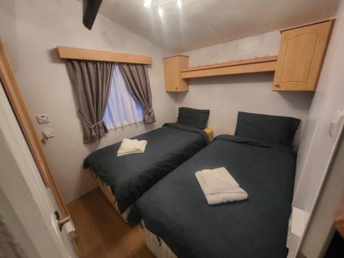 2 łóżka pojedyncze w małym pokoju z: w obiekcie Vacation Escape - Valley Farm -Clacton-on-sea - Holiday Park w mieście Clacton-on-Sea