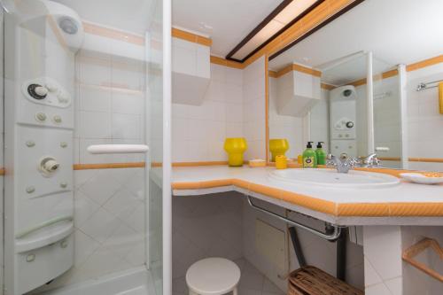 a bathroom with a sink and a shower at Sesimbra 1111 in Sesimbra