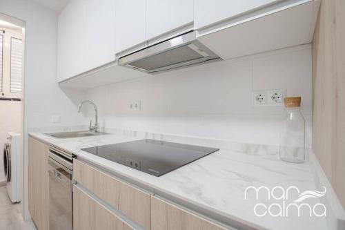 cocina con fregadero y encimera en Apartamento Miramar by MarCalma, en Torredembarra