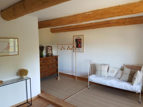 Les Fonts de Baix في Plan-de-Baix: غرفة معيشة مع أريكة بيضاء وخزانة