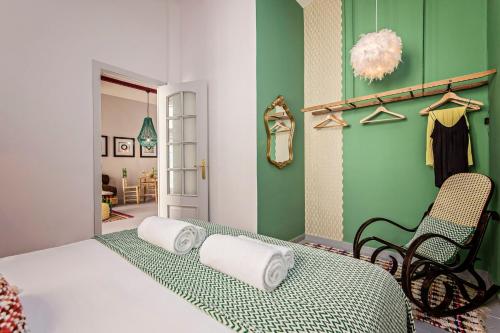 バルセロナにあるSweet Inn - Racoのベッドルーム1室(ベッド1台、椅子付)