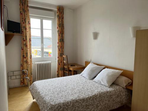 a bedroom with a bed and a window at Hotel l'Entracte in Saint-Paul-du-Bois