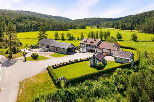 an aerial view of a large house with a driveway at Huset Alcamaro in Haugland