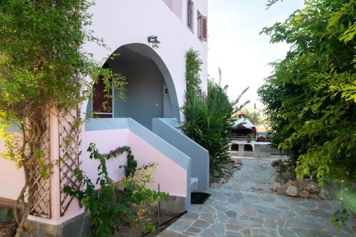 een binnenplaats van een huis met een trap bij Norma’s House in Khlóï