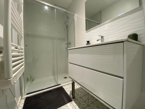 Koupelna v ubytování Maison 6 personnes-clim-WIFI-Proche Centre Ville