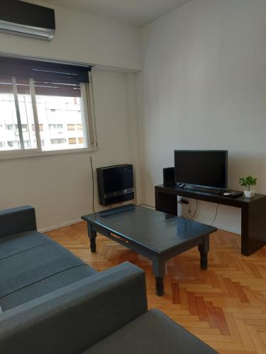 sala de estar con sofá y mesa de centro en Caballito Apartment en Buenos Aires