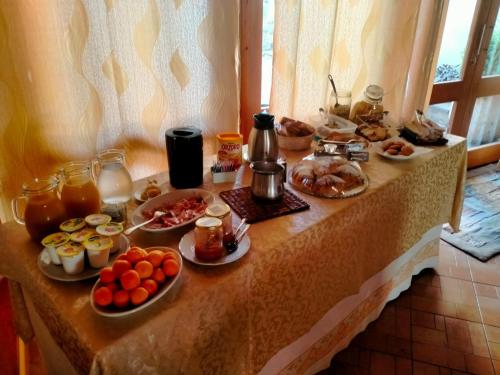 una mesa con alimentos para el desayuno. en Agriturismo la Cantina, en Baratili San Pietro