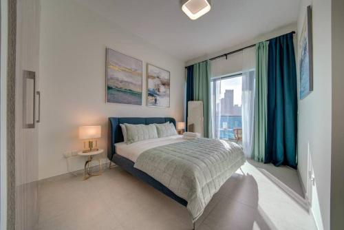 Postel nebo postele na pokoji v ubytování Canal View l Stylish & Spacious