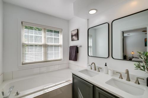 La salle de bains est pourvue de 2 lavabos et de 2 miroirs. dans l'établissement Greater Landover Vacation Rental in DC Metro Area!, à Randolph Village