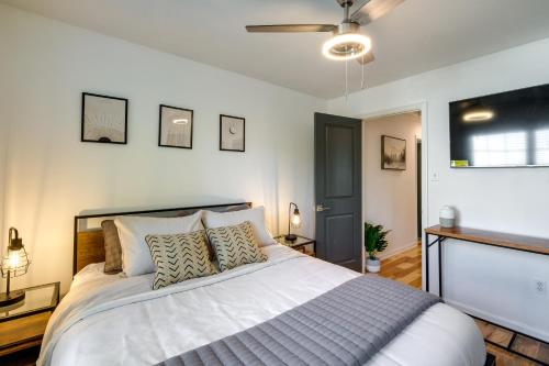ein Schlafzimmer mit einem großen weißen Bett und Kissen in der Unterkunft Greater Landover Vacation Rental in DC Metro Area! in Randolph Village