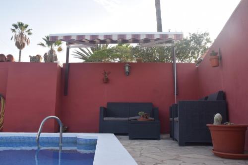 un patio con 2 sillas y una piscina en Candelaria Estudio1-Garoé, en Candelaria