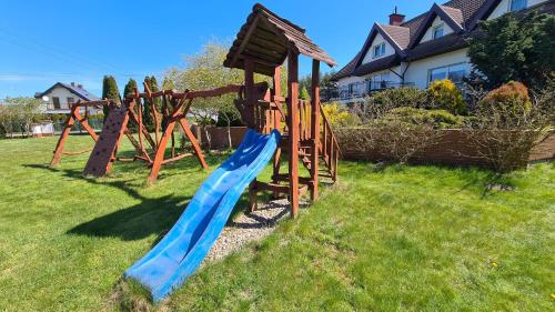 un parque infantil con un tobogán en un patio en Borónia en Borowo