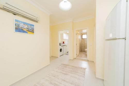 Jest to biały pokój z korytarzem i lodówką. w obiekcie Flat w mieście Antalya