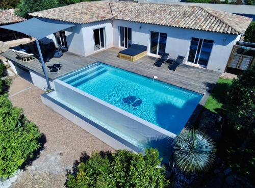 an overhead view of a swimming pool in front of a house at Villa Porto-vecchio 4 chambres avec piscine in Porto-Vecchio