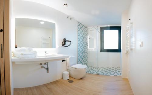 a bathroom with a sink and a toilet and a shower at Apartamentos Villa Zoila Nigrán in Nigrán