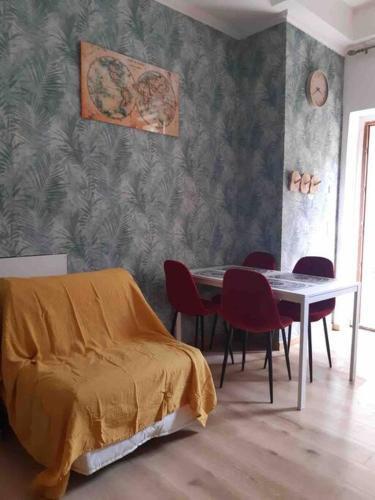 1 dormitorio con 1 cama, mesa y sillas en 40 sqm 1 bedroom next to Paris/Disney, en Joinville-le-Pont