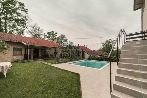 una piscina en un patio junto a una casa en Cvrkut Ptica - Mladenovac, en Mladenovac