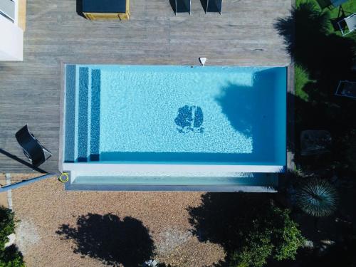 an overhead view of a blue swimming pool at Villa Porto-vecchio 4 chambres avec piscine in Porto-Vecchio