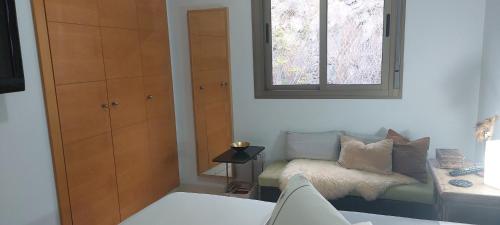 聖克魯斯－德特內里費的住宿－Cozy room near Las Teresitas beach，客房设有床、窗户和窗户。