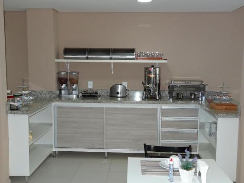 Η κουζίνα ή μικρή κουζίνα στο Cerrado Hotel LTDA
