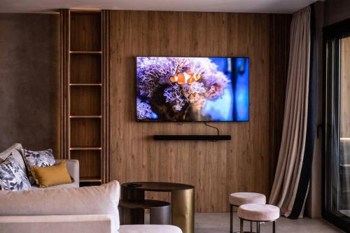 ein Wohnzimmer mit einem TV an der Wand in der Unterkunft Portside Suite Banus in Marbella