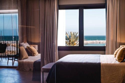 ein Hotelzimmer mit einem Bett und Meerblick in der Unterkunft Portside Suite Banus in Marbella
