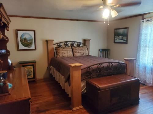 een slaapkamer met een groot bed in een kamer bij Kentucky Hills Country Cottage in Morgantown