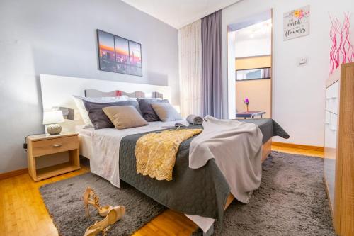 1 dormitorio con 1 cama grande en una habitación en Apartments Villa Tomaš, en Brela