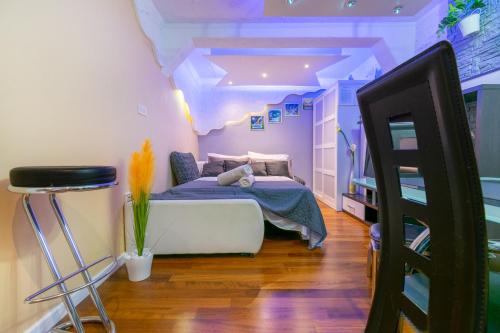 1 dormitorio con 1 cama en una habitación con techos morados en Apartments Villa Tomaš, en Brela