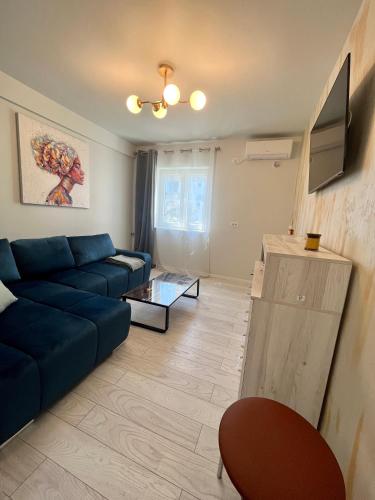 a living room with a blue couch and a table at Citadella In City in Constanţa