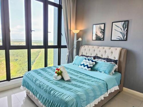 Schlafzimmer mit einem Bett mit blauer Decke in der Unterkunft ZUNCY T21 ,Legoland, Medini, BukitIndah in Nusajaya
