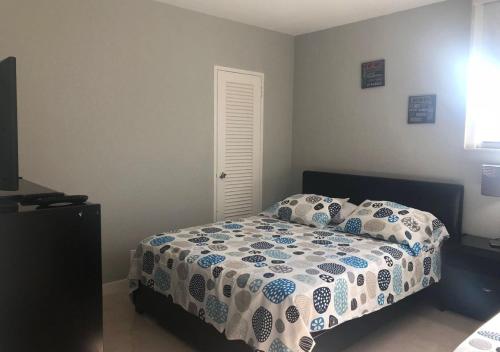 1 dormitorio con 1 cama con edredón azul y blanco en Miami Hollywood Awesome 2 Bedroom 2 Bathroom 003-22bvic, en Hollywood