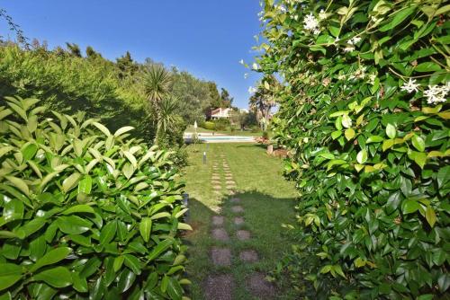 Taman di luar Luxurious Sunny Villa near the beach with a pool