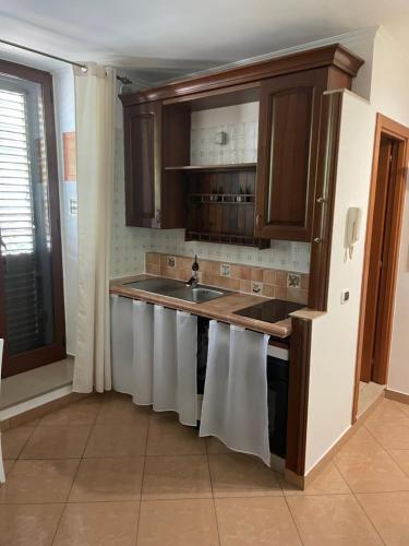 cocina con fregadero y encimera en La Maison Del Castello, en Barletta