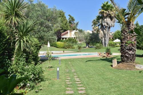 Taman di luar Luxurious Sunny Villa near the beach with a pool