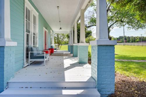 Ein Garten an der Unterkunft Spacious Historic Home with Yard and Deck!