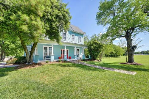 Ein Garten an der Unterkunft Spacious Historic Home with Yard and Deck!