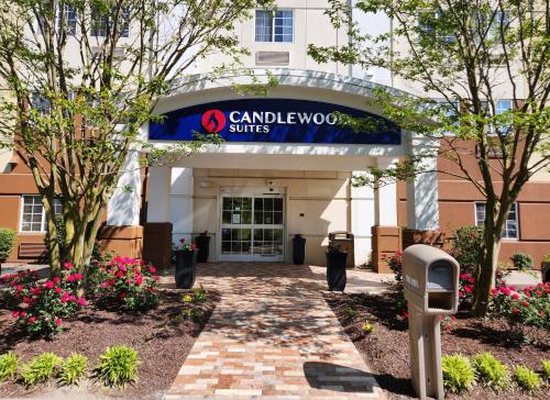 uma entrada para um edifício com uma passagem em Candlewood Suites Greenville NC, an IHG Hotel em Greenville