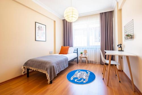 Een bed of bedden in een kamer bij Charming Flat with Central Location in Sisli