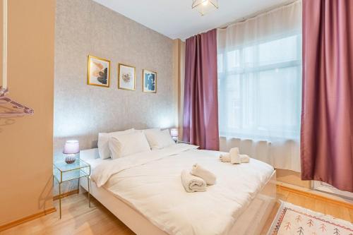 een slaapkamer met een groot wit bed en handdoeken bij Contemporary in Istanbul
