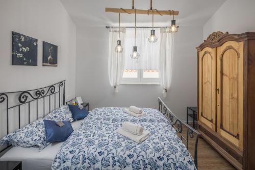 - une chambre avec un lit et 2 serviettes dans l'établissement Spacious holiday house in Istria, à Peroj