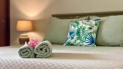 Un dormitorio con una cama con toallas. en Tala Lodge Bonaire, en Kralendijk